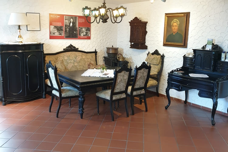Cafe-Linum-Museumcafe-mit-historischen-moebeln
