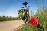 Fahrrad und rote Mohnblume zum niederrheinischen Radwandertag
